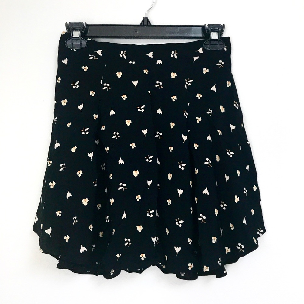 SOLD - UO daisy floral mini skirt